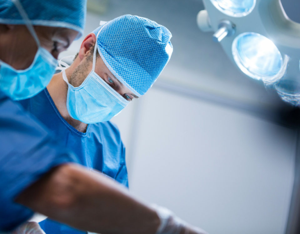 cirurgião realizando uma cirurgia de próstata a laser
