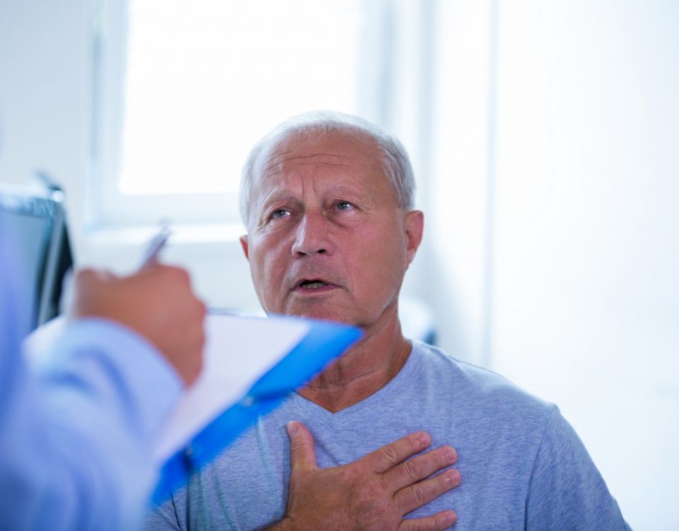 senhor de idade consultando um médico por causa da deficiência de testosterona