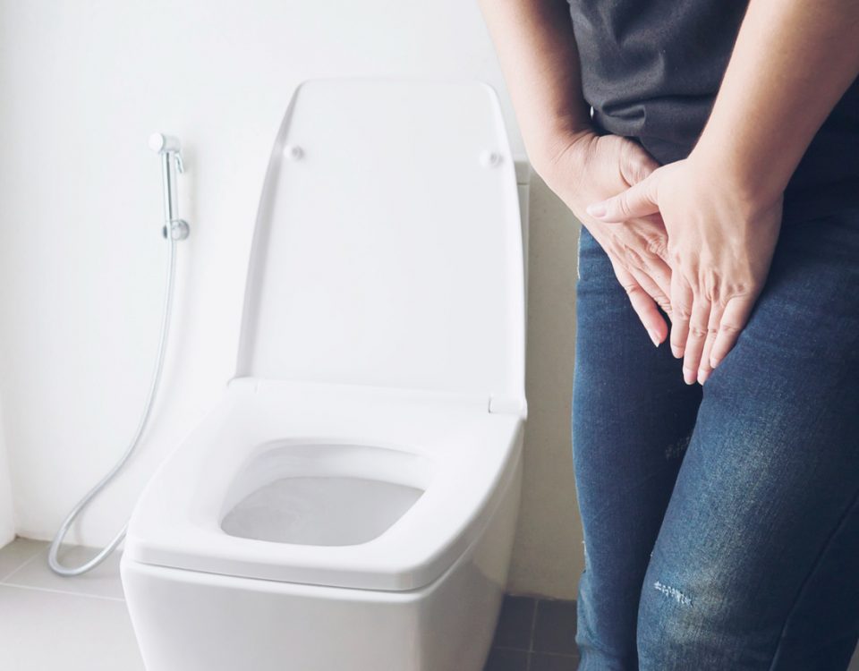 mulher segurando a calça para simbolizar o que é cistite intersticial