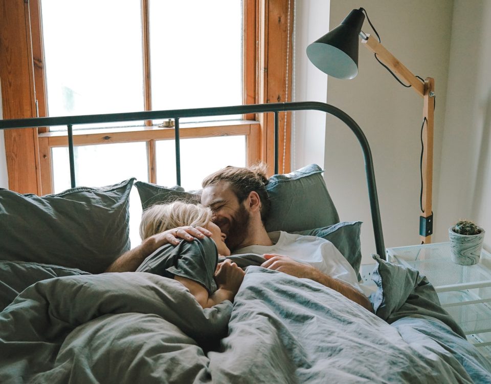 casal se abraçando na cama para simbolizar a perda de libido