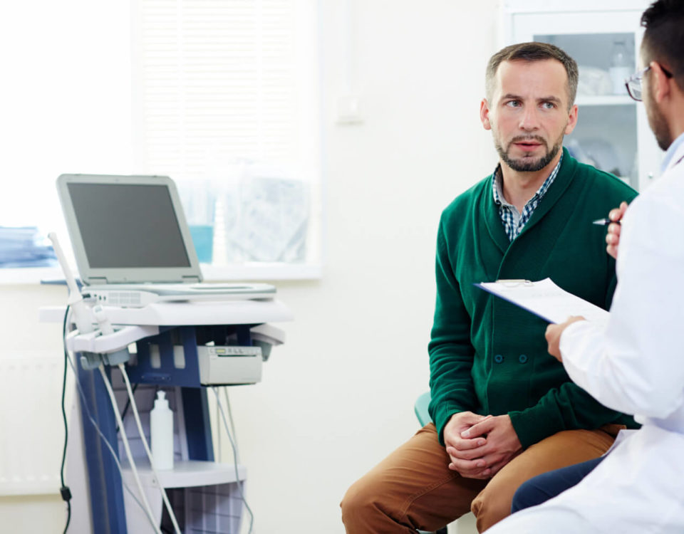 homem consultando um médico para tratamento do câncer de próstata