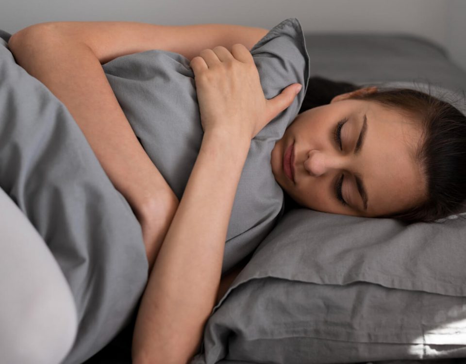mulher deitada na cama e abraçada no travesseiro no tratamento para bexiga hiperativa